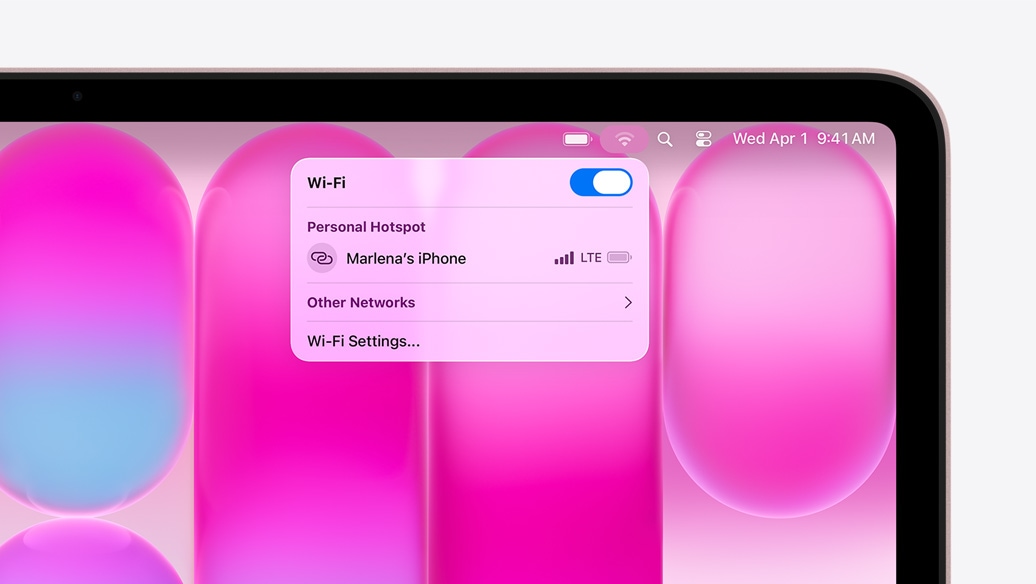 MacBook Neo, цвят руж, менюто за Wi‑Fi показва секция Personal Hotspot с опция за избор „iPhone на Марлена“