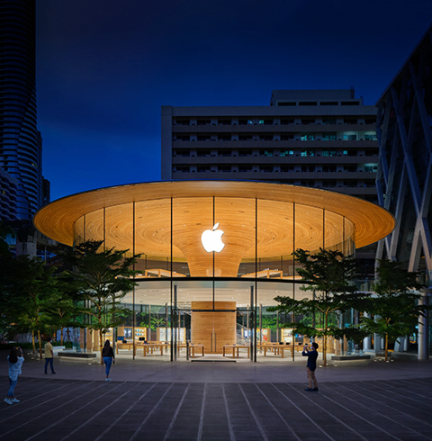 Vue extérieure d’un Apple Store, de nuit.