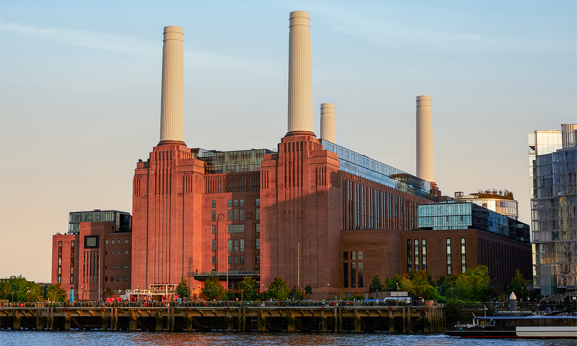 Battersea 磚牆大樓和四支煙囪的外觀。