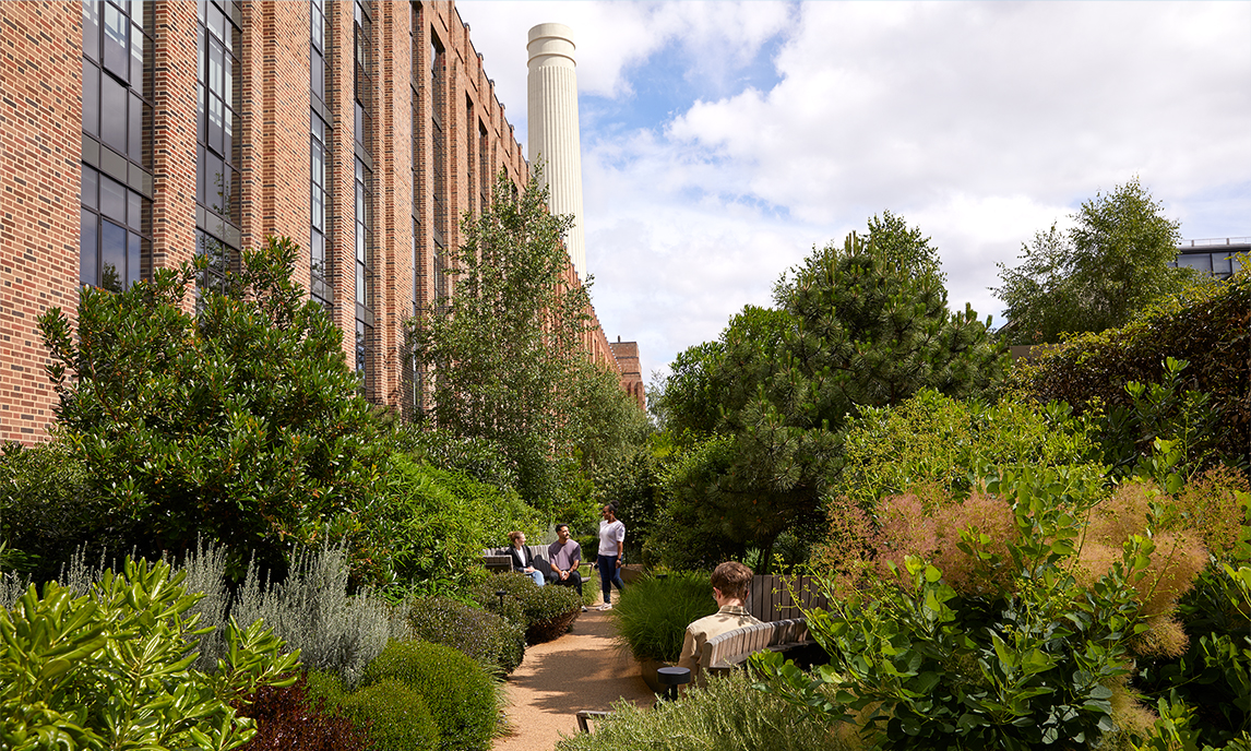 Apple 團隊成員在 Battersea 的花園平台中漫步。