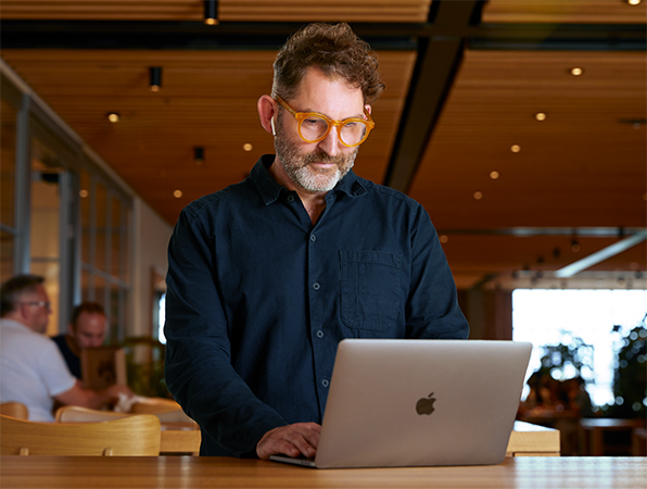 一位 Apple 團隊成員在 Caffè Macs 使用 MacBook。