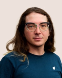 Portret van een Apple Retail-medewerker met een bril.