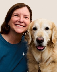 Portret van een glimlachende Apple Retail-medewerker met een assistentiehond.