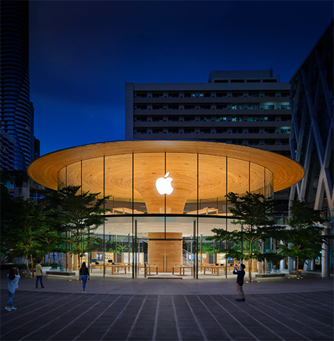 Vue extérieure d’un Apple Store, de nuit.