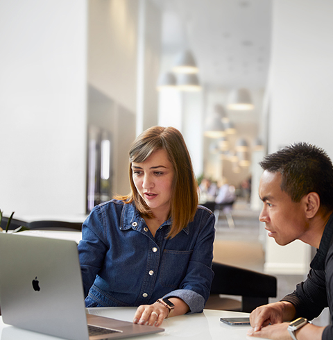 Een Support & Service-medewerker van Apple Cork is in gesprek met een collega.