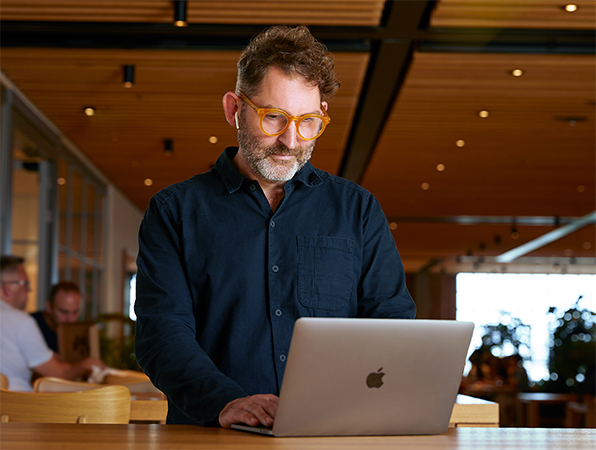 一位 Apple 企業職能團隊成員在 Caffè Macs 使用 MacBook。