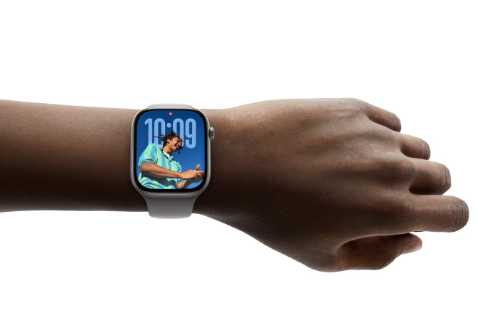 Une personne porte une Apple Watch Series 11 avec le cadran Photos