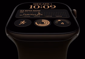 Apple Watch Series 12 med urkasse i aluminium i farven mørk bronze, Modulær-urskive med komplikationerne dag og dato, Træninger, Aktivitetscirkler, Apple Music, Digital Crown i højre side, Sportsrem i olivengrøn