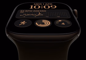 Apple Watch Series 12, cassa in alluminio color bronzo scuro, quadrante Modulare, complicazioni: giorno e data, Allenamenti, anelli Attività, Apple Music; lato destro, Digital Crown, cinturino Sport oliva
