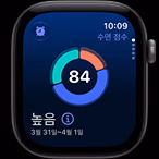 스페이스 그레이 색상 알루미늄 케이스의 Apple Watch Series 12. 수면 점수 원형 그래프가 표시되어 있고 오른쪽 옆면 외관의 Digital Crown이 보이는 모습