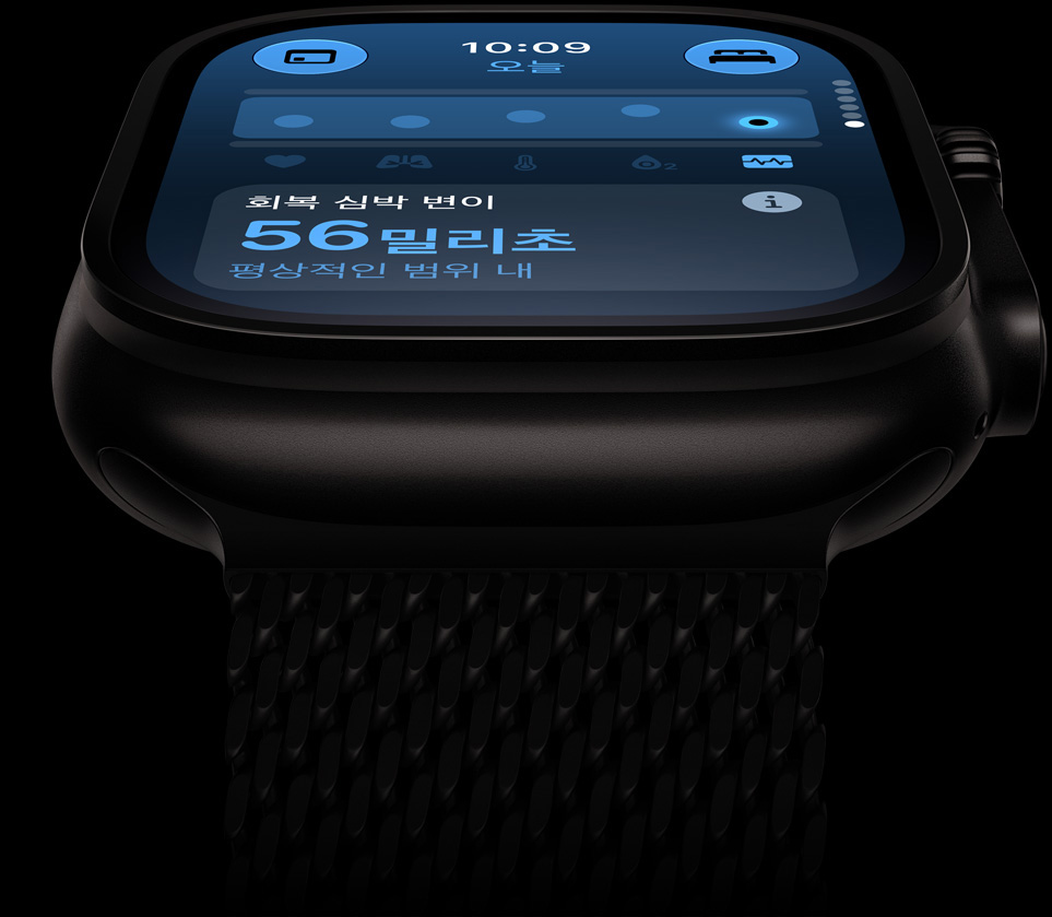 평상적인 범위의 심박 변이를 보여주는 블랙 색상 티타늄 케이스의 Apple Watch Ultra 4, 블랙 색상 티타늄 밀레니즈 루프 밴드의 모습