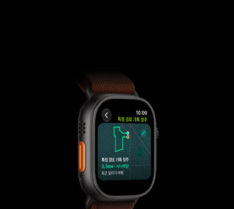 Apple Watch Ultra 4, 블랙 색상 티타늄 케이스 및 ‘특정 경로 기록 경주’ 기능에 달리기 경로가 표시된 모습, 왼쪽 옆면 외관의 동작 버튼이 보이는 모습. 버건디 색상 알파인 루프 밴드의 모습.