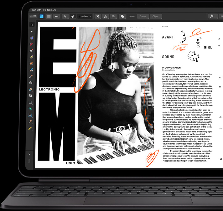 블랙 색상 Magic Keyboard를 부착한 스페이스 블랙 색상 iPad Pro를 가로 방향으로 열어 놓은 모습. 디스플레이에 기사를 편집 중인 화면이 표시되어 있습니다.