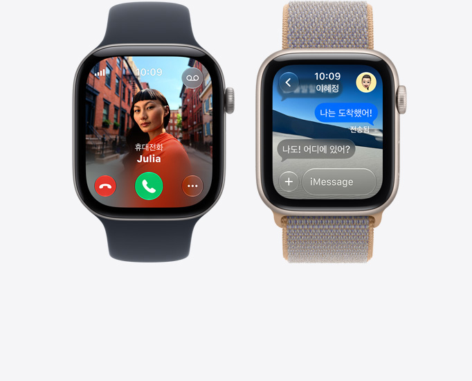 Apple Watch Series 12 기기들. 걸려온 전화, 연락처 사진, 통화 수락 및 거절 버튼이 한 기기 화면에, iMessage 대화가 다른 기기 화면에 각각 표시된 모습. 블랙 색상 스포츠 밴드, 샴브레이 블루(연한 블루 그레이) 색상 스포츠 루프를 각각 장착