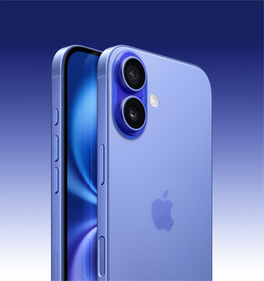 iPhone 16 ar ultramarīna krāsas apdari un daļēji redzamu ekrānu skatā no sāna, uz kura ir Action, skaļuma un sānu poga. Aizmugures skatā augšējā stūrī pa kreisi ir modernā divu kameru sistēma.