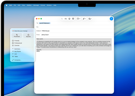شاشة MacBook Air تعرض أدوات الكتابة في Apple Intelligence وهي تُنشئ رسالة إيميل