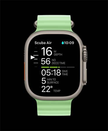 Apple Watch Ultra 3 z kopertą z tytanu w kolorze naturalnym, widać parametry z aplikacji Oceanic+: głębokość, czas dekompresji, czas nurkowania, minuty do wynurzenia, temperatura wody, zegarek ma pasek Ocean w kolorze neonowej zieleni