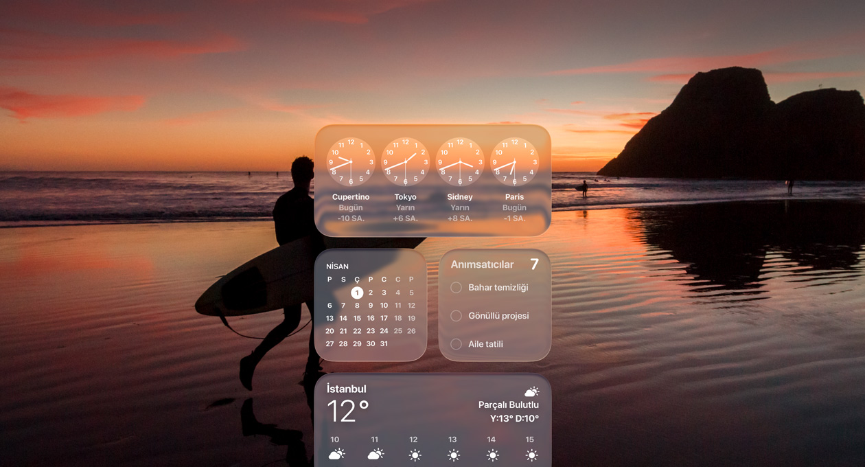 Gün batımında sahilde yürüyen bir sörfçü görseli üzerinde Liquid Glass tasarımlı Saat, Takvim, Anımsatıcılar ve Hava Durumu araç takımlarının göründüğü macOS Tahoe ekranı