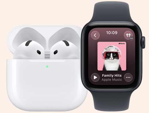 AirPods 4 w kolorze białym, wkładki douszne, silikonowe końcówki i mikrofon, w otwartym etui ładującym MagSafe z zaokrąglonymi rogami, dioda ładowania świeci się na zielono, Apple Watch SE 3 w aluminiowym etui w kolorze północy, aplikacja Apple Music, ekran Odtwarzanie, pasek sportowy w kolorze północy