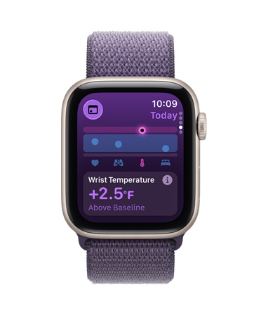 Apple Watch SE 3 med urkasse av aluminium i stjerneskinn og Sport Loop i lilla dis viser Vitale tegn-appen, Helse-poengdiagram, og varsling om avvikende vitale målinger fra foregående natt på skjermen. På høyre side av urkassen vises Digital Crown.