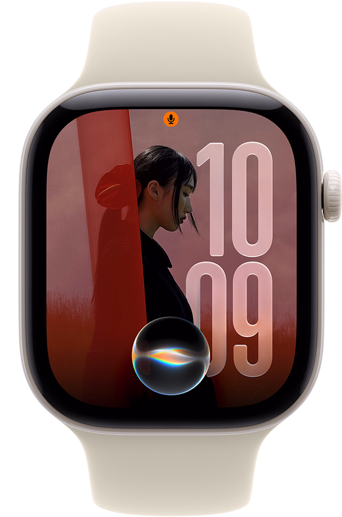 펄 화이트 색상 세라믹 케이스의 Apple Watch Series 12. 사진 시계 페이스에 Siri 아이콘이 표시되어 있고 오른쪽 옆면 외관에 Digital Crown이 보이는 모습. 샌드 색상 스포츠 밴드를 장착