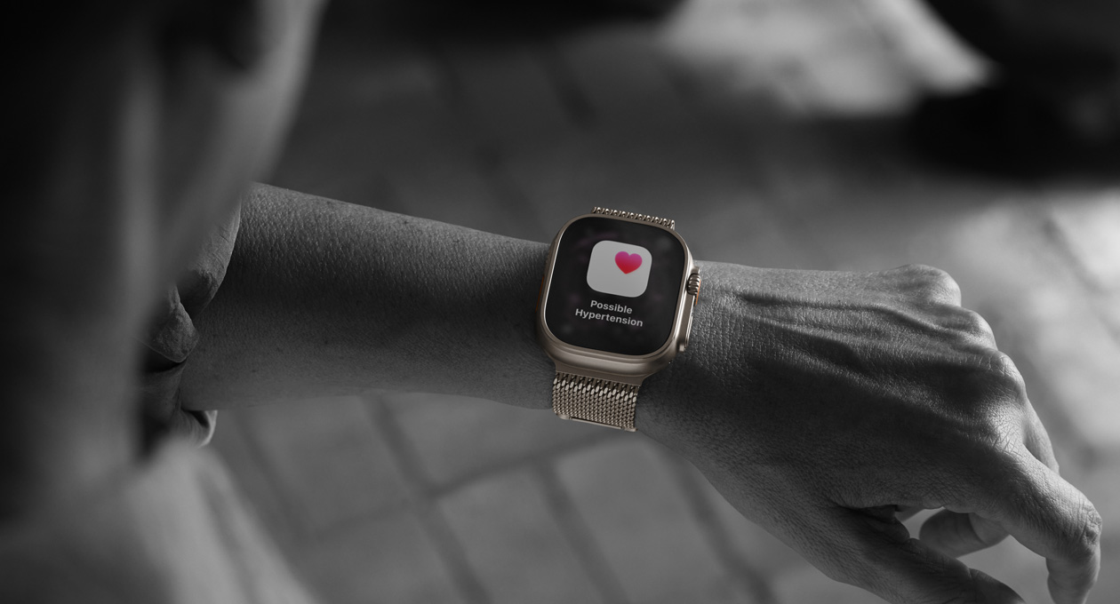 O persoană verifică alertele de hipertensiune din aplicația Sănătate pe Apple Watch Ultra 3