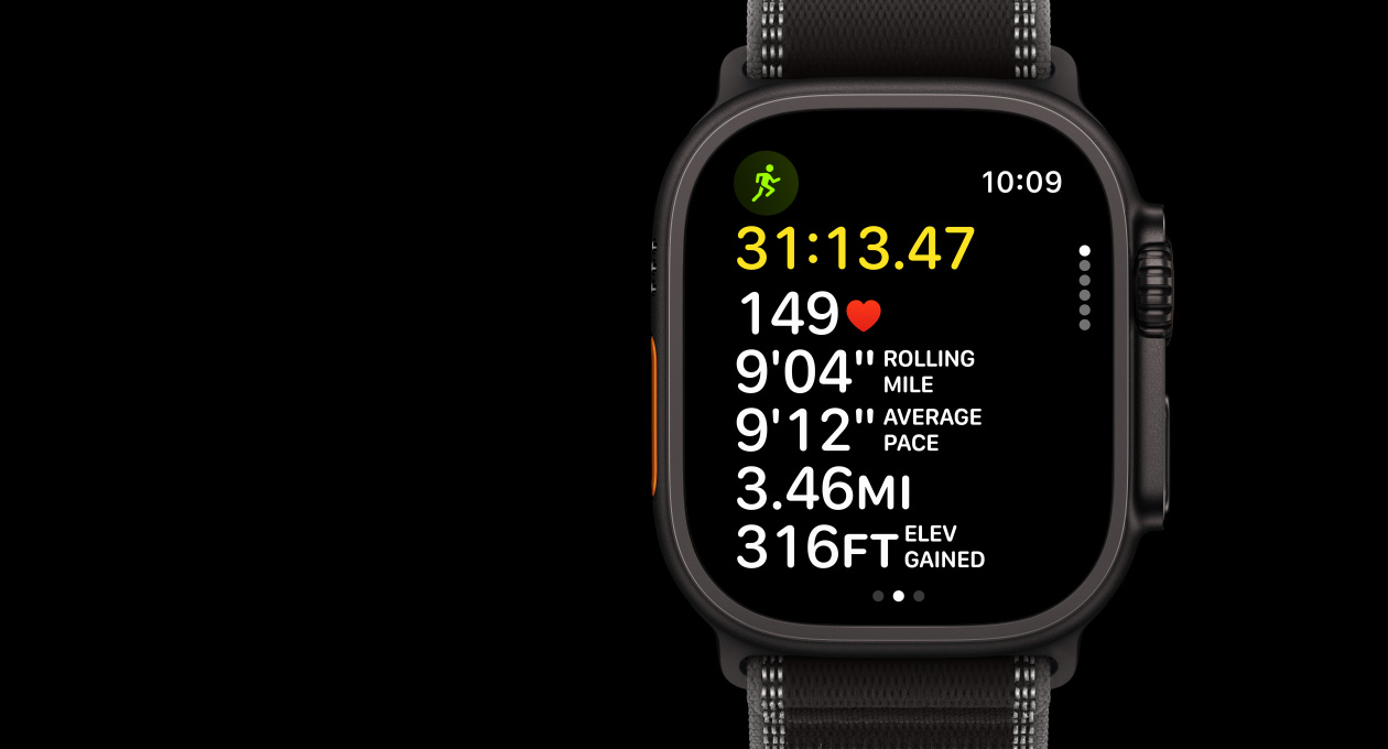 Apple Watch Ultra 3, warna hitam, casing titanium, aplikasi Olahraga, Berlari di Luar, eksterior sisi kiri, tombol Tindakan, eksterior sisi kanan, Digital Crown, tombol samping, tali jam, Loop Trail, warna hitam/arang