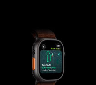 Apple Watch Ultra 4 med urkasse i sort titanium, funktionen Træningsrute med et kort over en løberute, Handlingsknap i venstre side, Alpine Loop-rem i farven Bordeaux