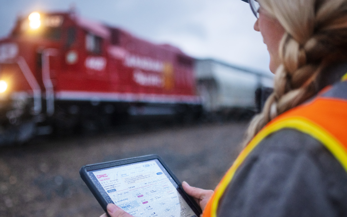 Trabalhador ferroviário a avaliar os horários dos comboios no iPad enquanto está no terminal ferroviário