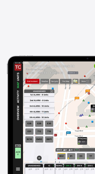 Um iPad mostra uma interface de comando de incidentes com um mapa comunitário de estradas e edifícios, além de alarmes de emergência atribuídos.