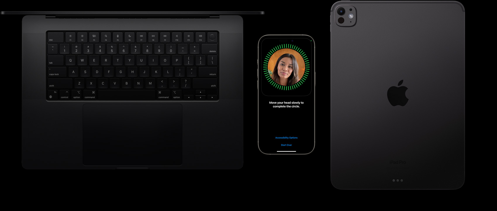 MacBook em preto sideral, iPhone em titânio natural e iPad em preto sideral dispostos lado a lado, com configuração do Face ID apresentada no iPhone