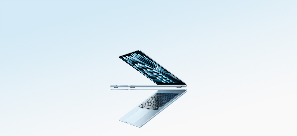 Deux MacBook Air bleu ciel ouverts formant une flèche qui met en valeur la finesse de leur profil