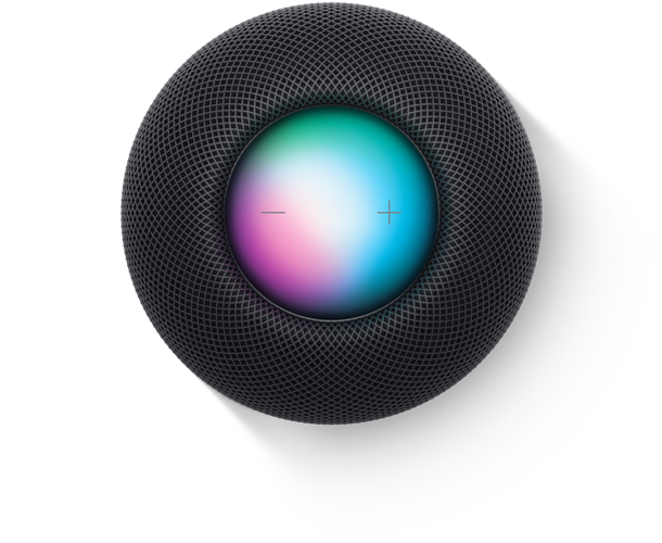 En HomePod mini i farven Midnat med tre iPhone-enheder. Den ene iPhone viser Hjem-appen, den anden viser grafik fra HomeKit, og den tredje viser fanen Opdag.