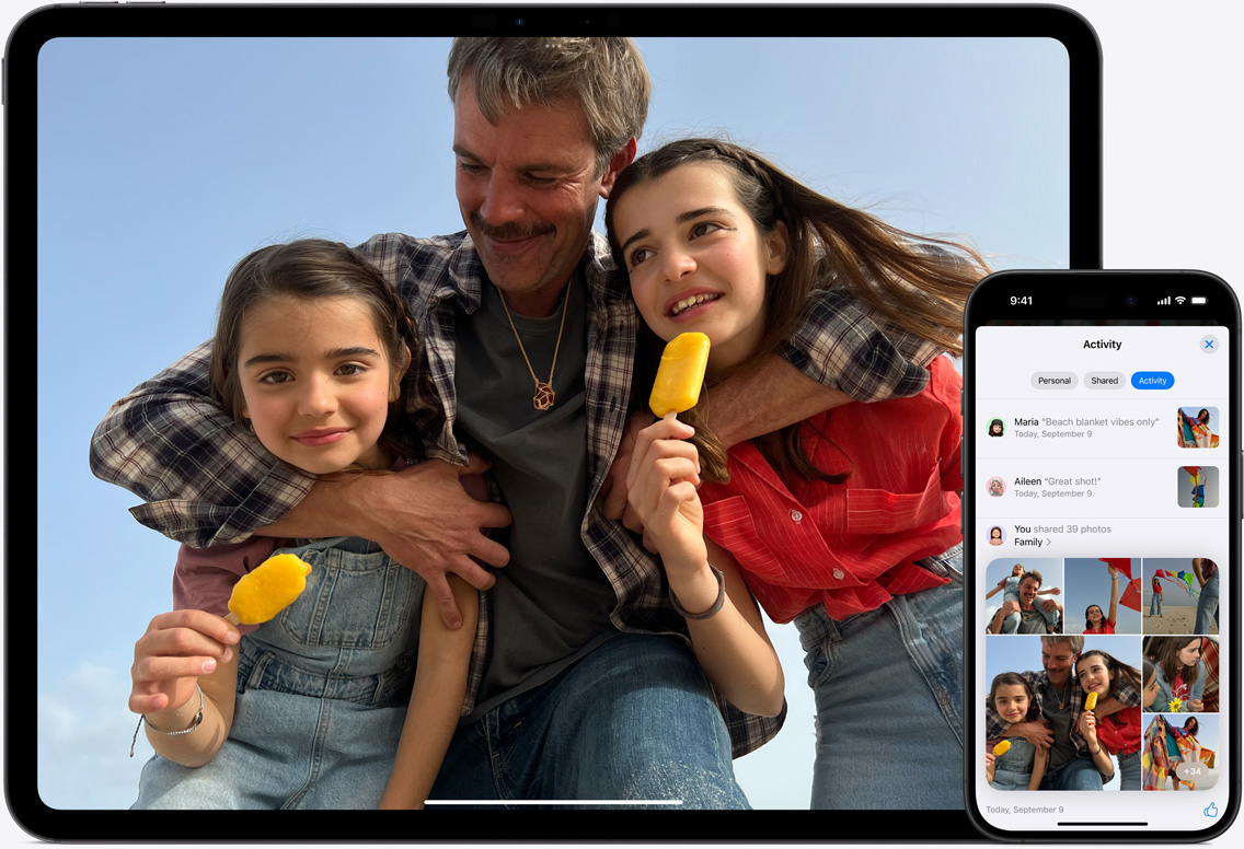 Ecrãs do iPad e iPhone da app Fotografias em iCloud com imagens de um pai com as suas duas filhas na praia