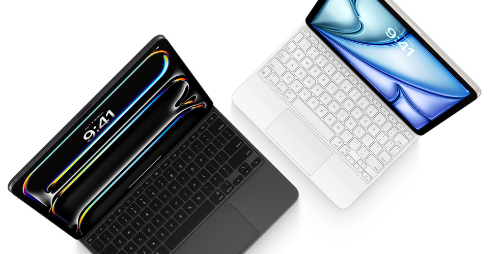 Näkymä ylhäältä alaspäin iPad Prosta, johon on liitetty musta Magic Keyboard iPad Prolle, ja iPad Airista, johon on liitetty valkoinen Magic Keyboard iPad Airille.