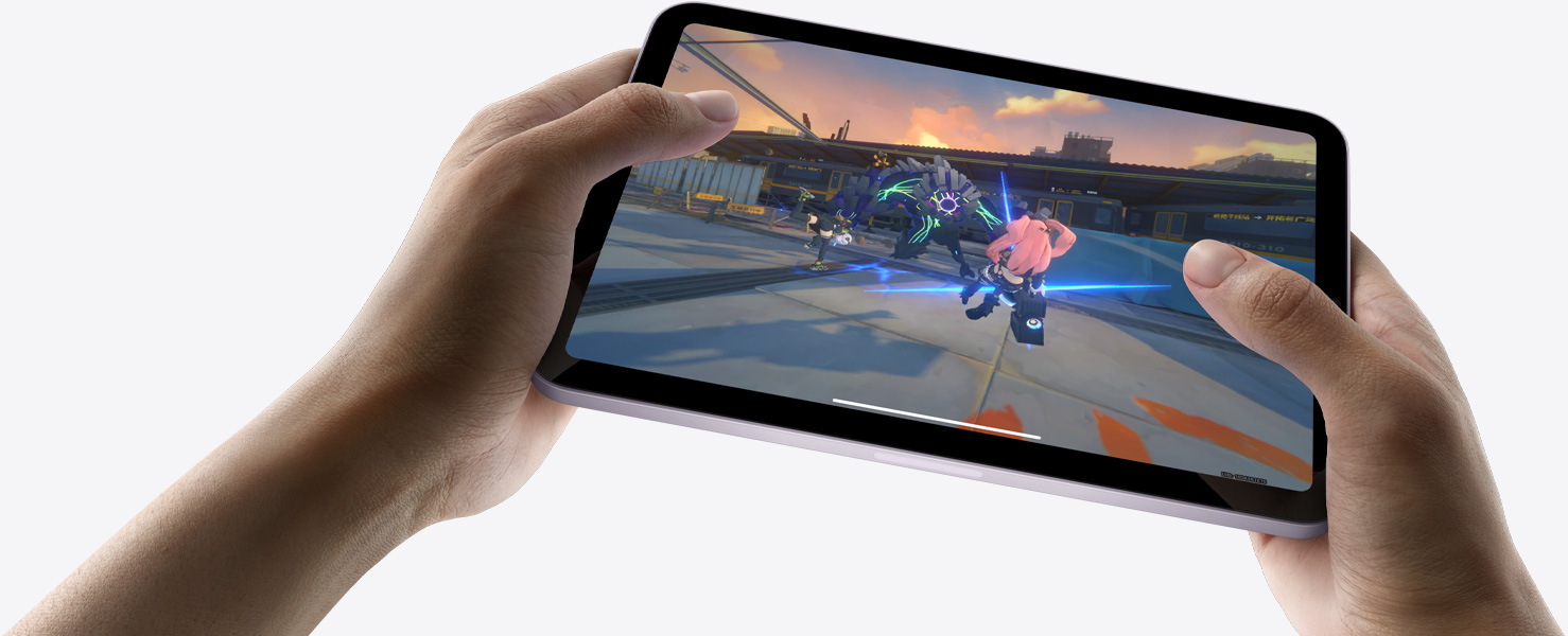 Horizontāli novietots iPad mini lietotāja rokās, spēlējot spēli ar jaudīgu grafiku.