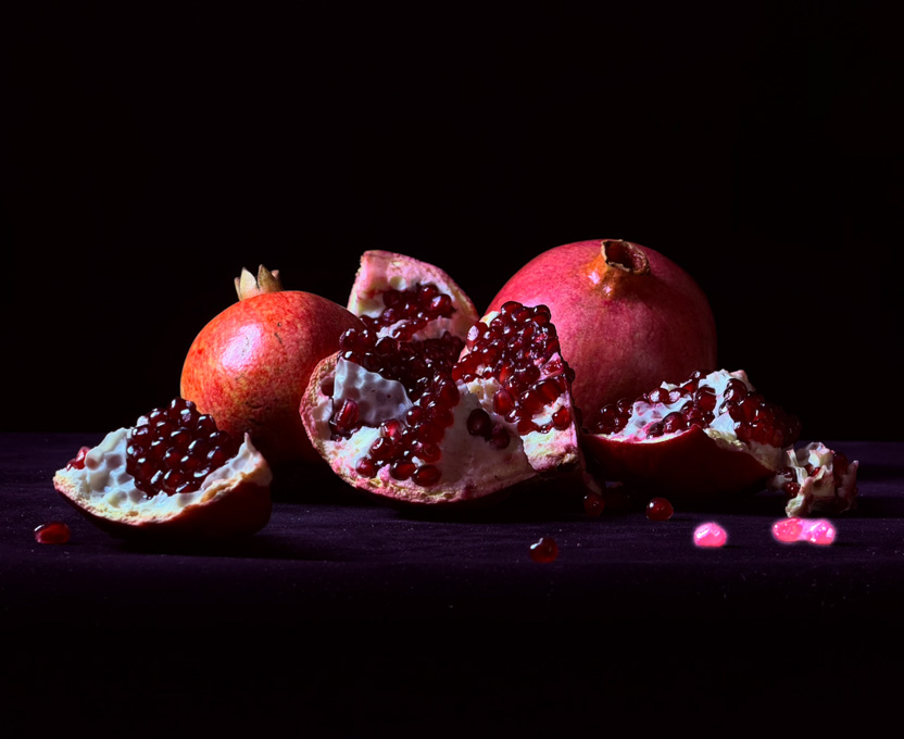 Die Nahaufnahme aufgebrochener Granatäpfel zeigt das Bereinigen Feature, das störende Objekte in einem Foto hervorhebt und entfernt