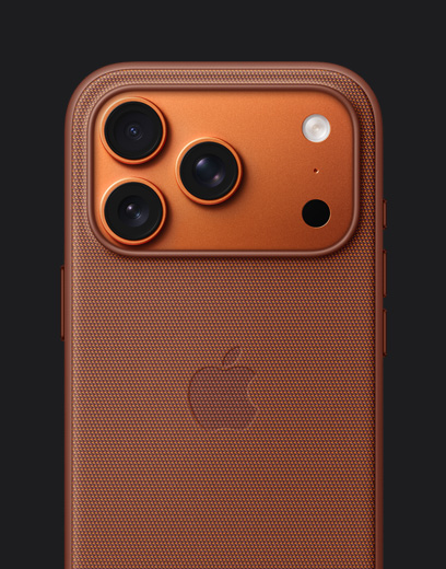 iPhone 17 Pro, parte posterior, acabado naranja cósmico, con estuche de TechWoven naranja con MagSafe