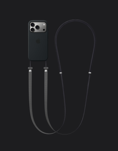 iPhone 17 Pro, parte posterior, acabado color plata, con estuche de silicona negro con MagSafe y correa cruzada gris oscuro
