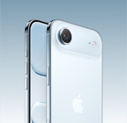 Tył ustawionego pod kątem iPhone’a Air w kolorze błękitnym, system aparatu Fusion w wypukłej górnej części urządzenia, panel Sterowanie aparatem, przód urządzenia z wyświetlaczem sięgającym krawędzi, widoczne przyciski głośności i przycisk czynności