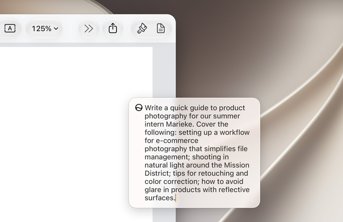 Ein MacBook Bildschirm zeigt das Feld «Bearbeiten mit Siri» über einem Dokument ohne Titel, das einen Fotografie-Workflow für ein neues Teammitglied beschreibt