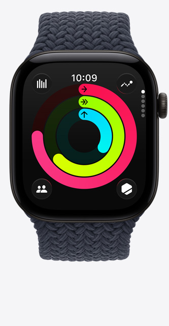 블랙 색상 알루미늄 케이스의 Apple Watch Series 12. '움직이기', '운동하기', '일어서기' 활동 링이 표시되어 있고 Digital Crown이 보이는 모습. 네이비 블루 색상 브레이드 솔로 루프 밴드를 장착