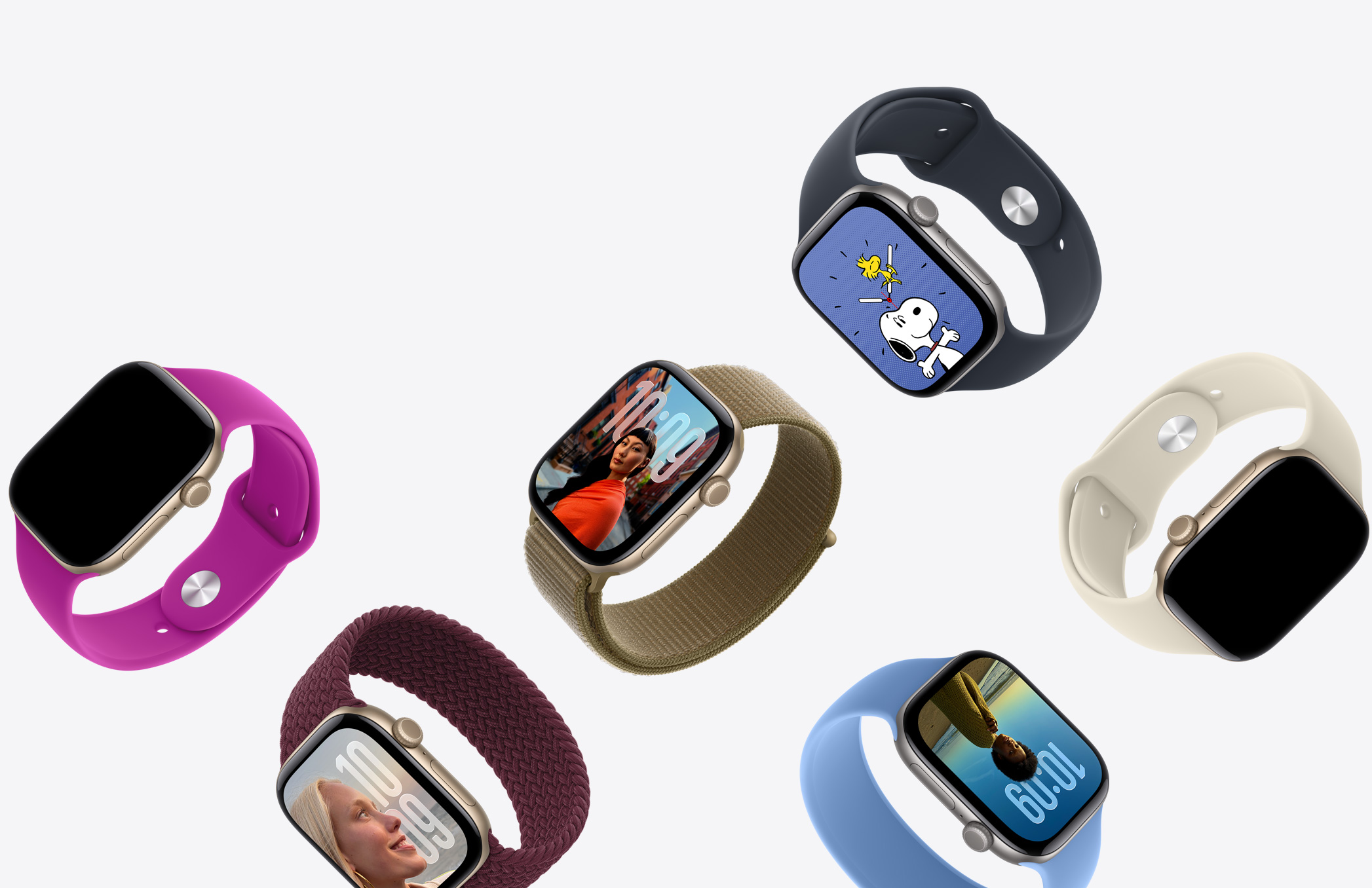 여러 Apple Watch 기기들. 다양한 케이스 소재, 색상 및 밴드를 보여주는 모습